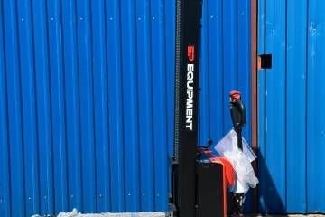 Elektro staker DS4 sa litijumskom baterijom i visinom dizanja do 3,6 metara za slaganje i manipulaciju paletama u magacinu.