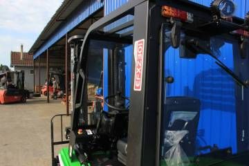 Radno mesto operatera na viljuškaru EFXZ 301 sa polukabinom
