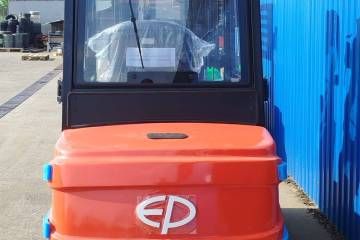 Elektro viljuškar EFL353 sa punom kabinom i visinom dizanja do 4,5 metara za skladišnu i industrijsku upotrebu.