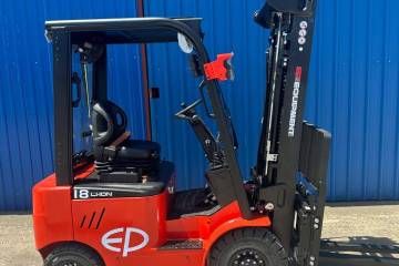 Elektro viljuškar EFL183 sa polukabinom i visinom dizanja do 4,5 metara za skladišnu i industrijsku upotrebu.