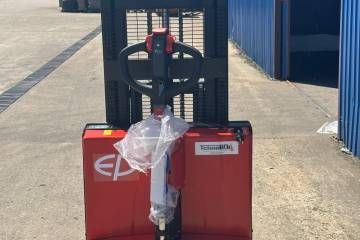 Elektro staker DS4 sa AGM baterijom i visinom dizanja do 2 metra za manipulaciju i slaganje paleta u magacinu.