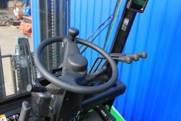 Elektro viljuškar EP EFXZ nosivosti 2.500 kg sa visinom dizanja do 4,5 metara za skladišnu i industrijsku upotrebu.