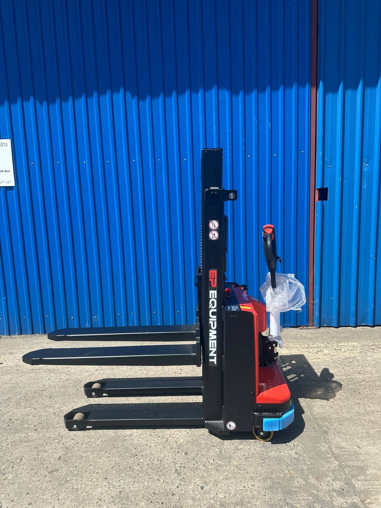 Elektro staker DS4 sa litijumskom baterijom i visinom dizanja do 2 metra za manipulaciju paletama u magacinu.
