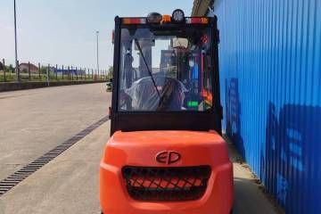 Dizel viljuškar CPCD30-T8 za podizanje i transport tereta u industrijskim pogonima, skladištima i na otvorenom prostoru.