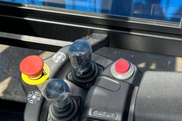 Elektro viljuškar EP EFL303 sa punom kabinom i visinom dizanja 4,8 m