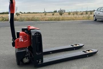Bočni prikaz EP F4 201 električnog paletara nosivosti 2 tone
