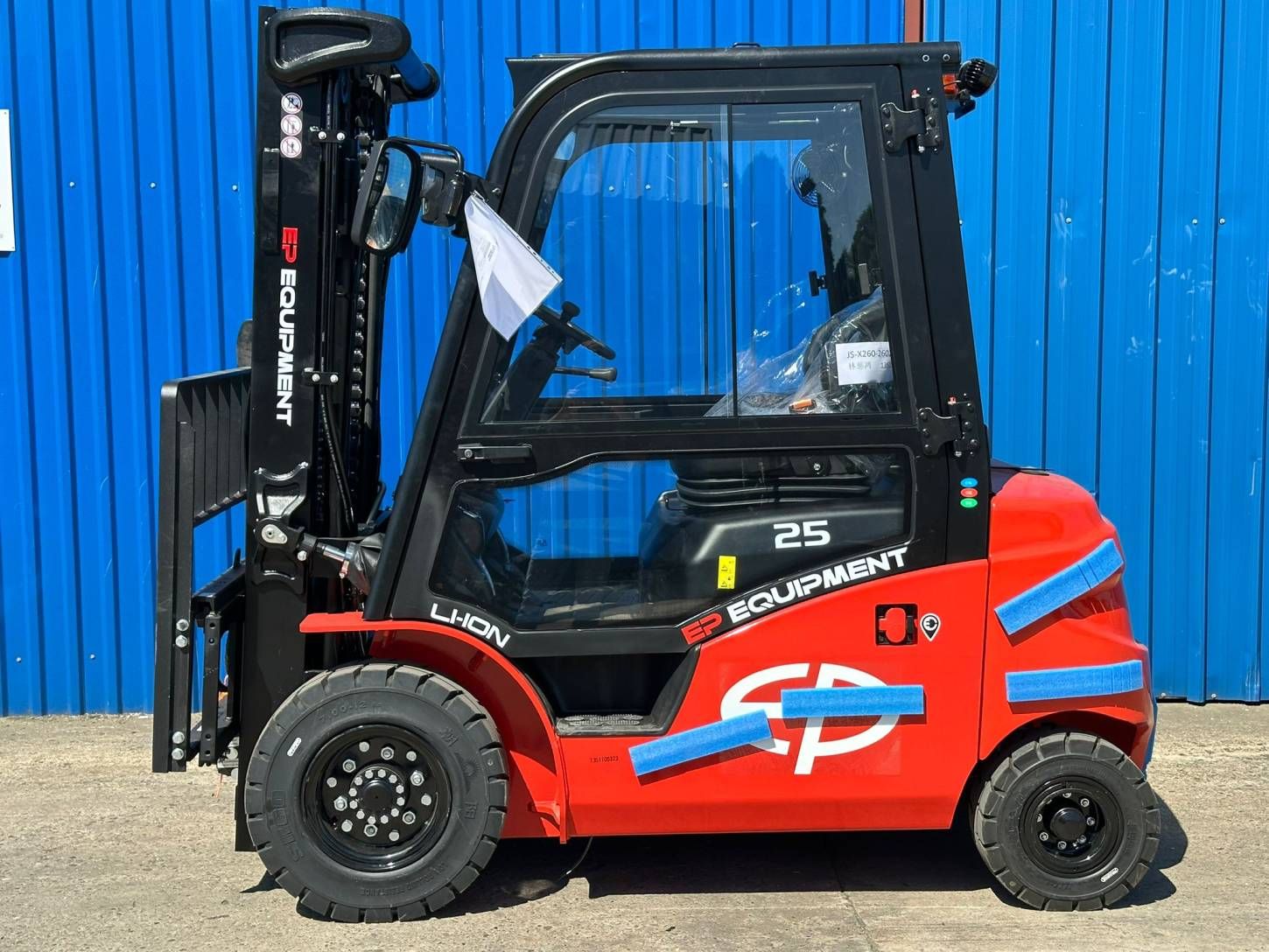 EFL253 električni viljuškar – prednji pogled