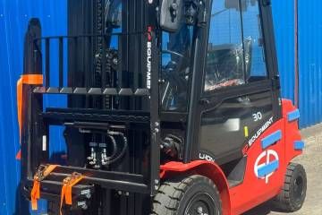 Elektro viljuškar EFL303 – prednji pogled
